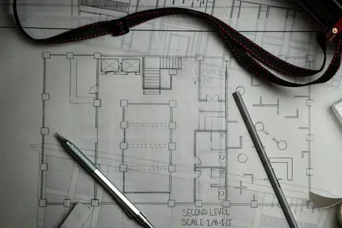 Planta de arquitetura com lapiseira e régua