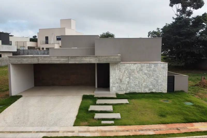 Casa Garden, no Portal do Sol Green, com fachada de concreto aparente e pedra