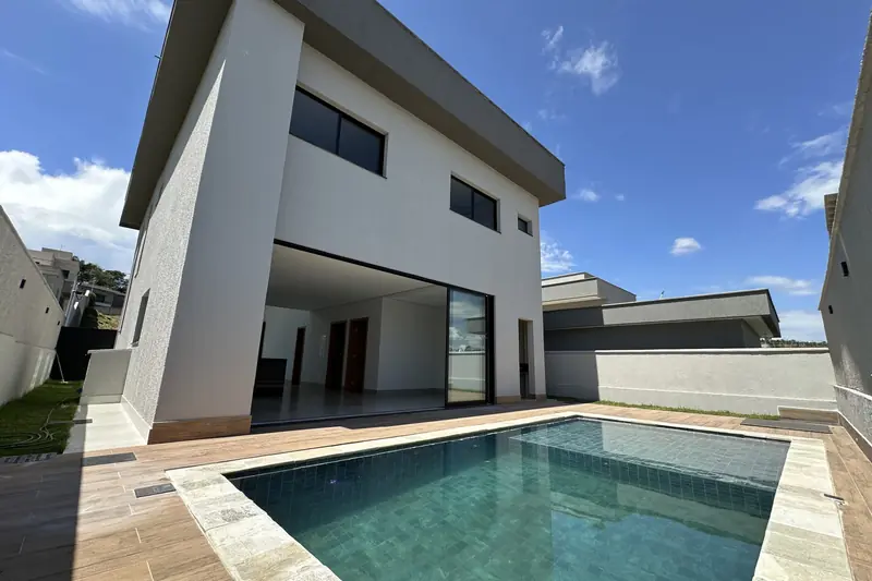 Casa G+L, no Jardins Barcelona: sobrado cinza com piscina no quintal